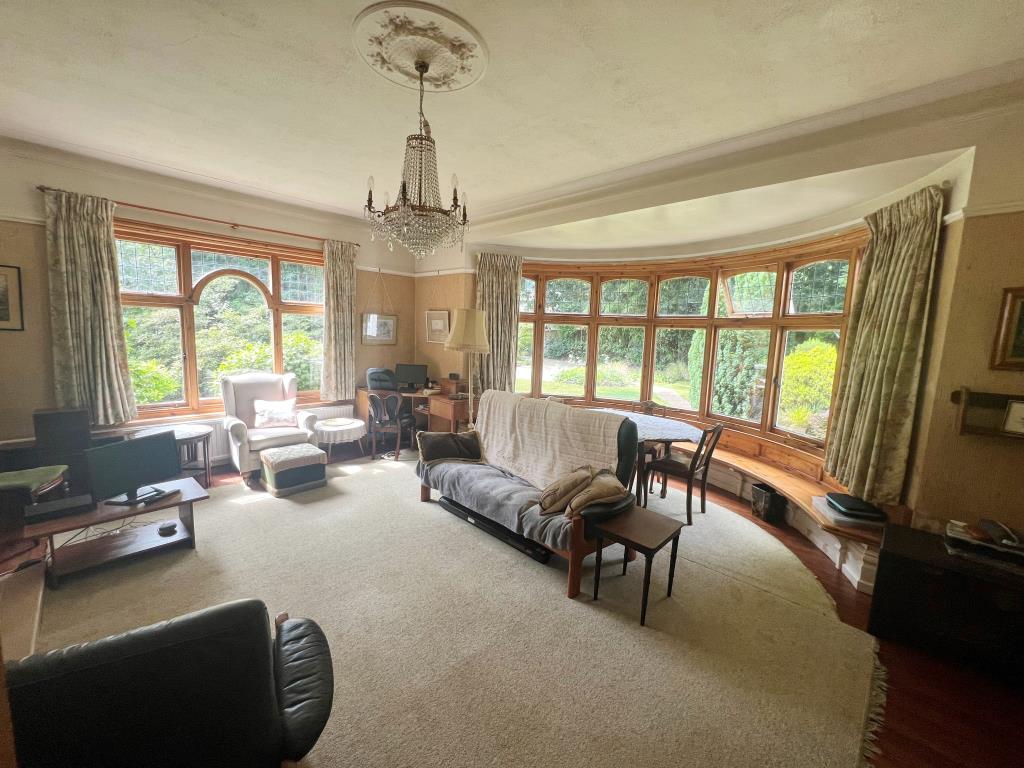 Lot: 103 - THREE-BEDROOM APARTMENT FOR IMPROVEMENT - Living room with large bay window